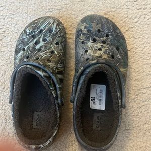 NWT Fleece crocs, Ordered online but company sent mismatching camo designs.